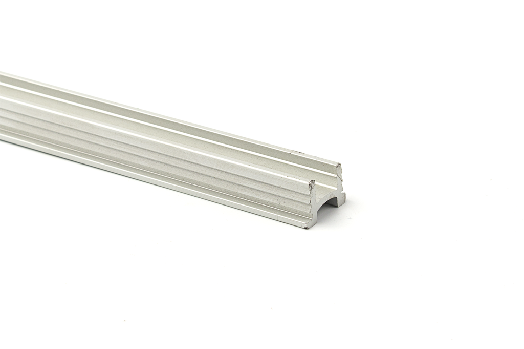 CORTE (2126 MM.):  GUIA INFERIOR 2080 ALUMINIO PLATA MATE (EN 6.000 MM.) P/SISTEMA PUERTAS INTERNAS LIVING BASE